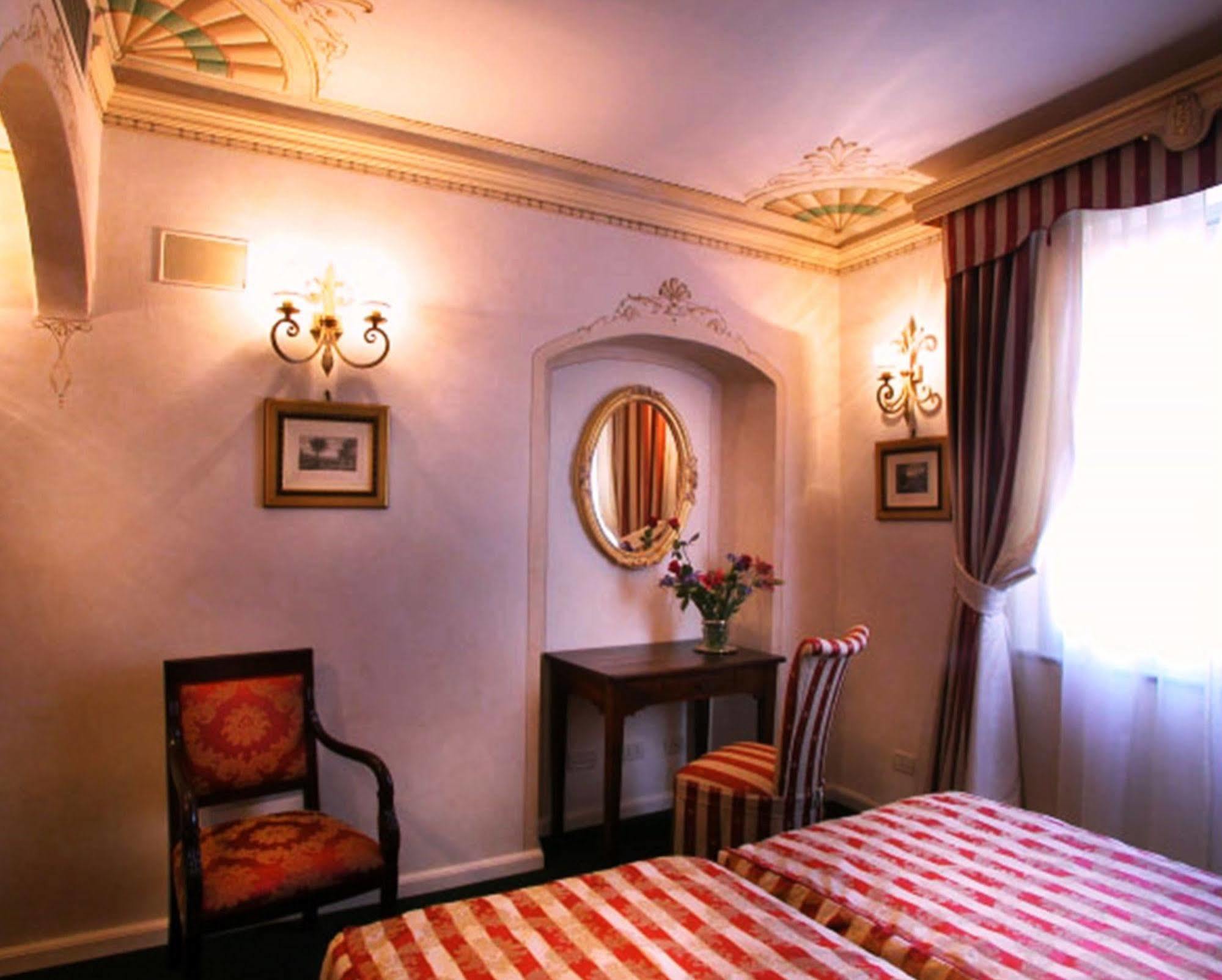 Hotel Relais Dell'Orologio Pisa Habitación foto
